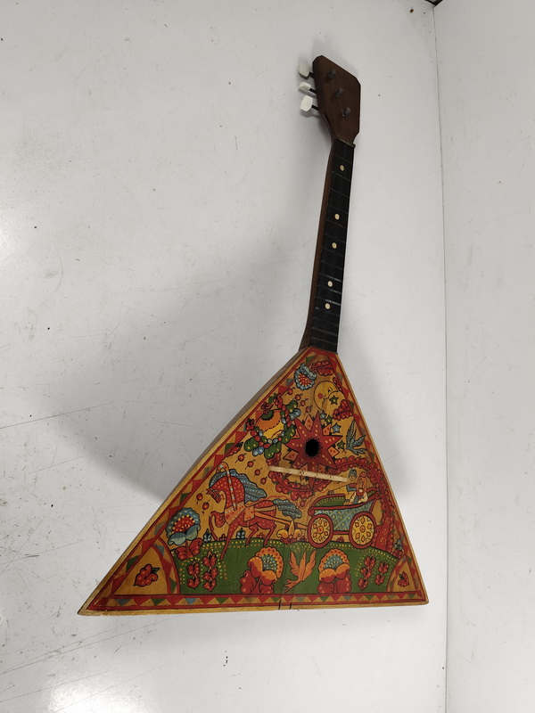 balalaika instrumento cuerda 1rota rusia madera 66.5x41.2x12.3 1u